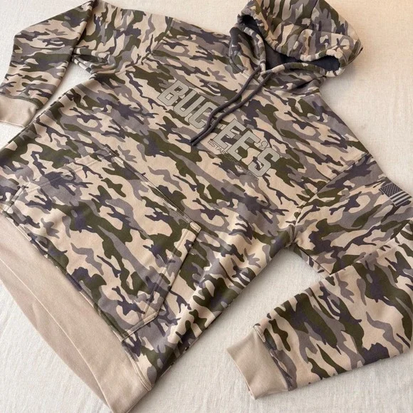 Buc-ee's Camo Hoodie Mens Large Born and Bred Graphic Camouflage Pullover large - Picture 6 of 7